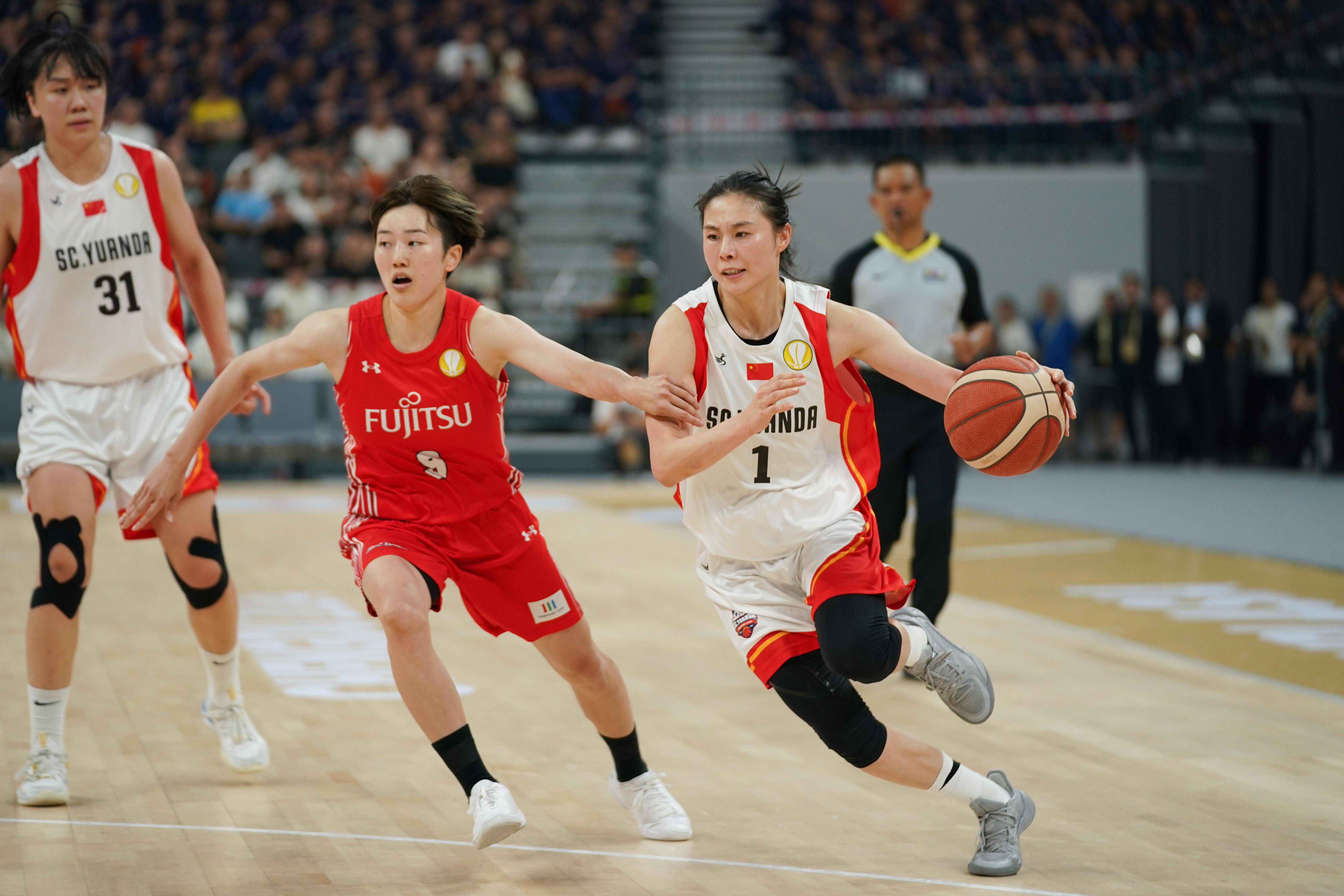 中国队在亚洲赛事中一路领先取得胜利！