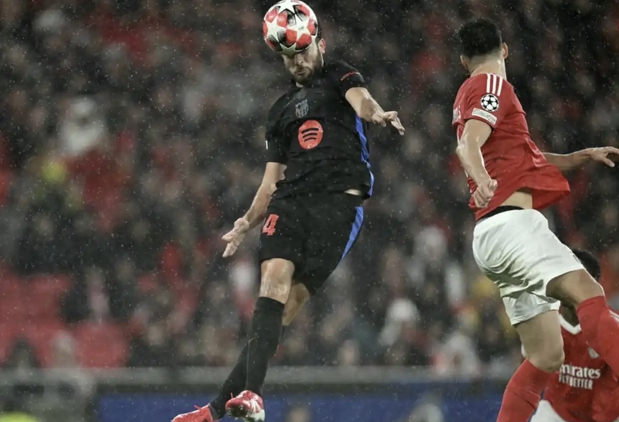 本菲卡场边指挥情绪激动，C罗队员怒摔水瓶的简单介绍