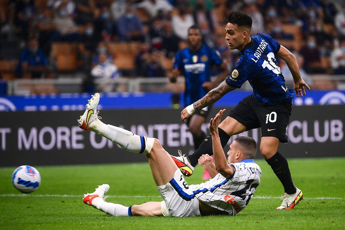 AC米兰重伤倒地，格列兹曼全队围拢祈祷，场面感人的简单介绍