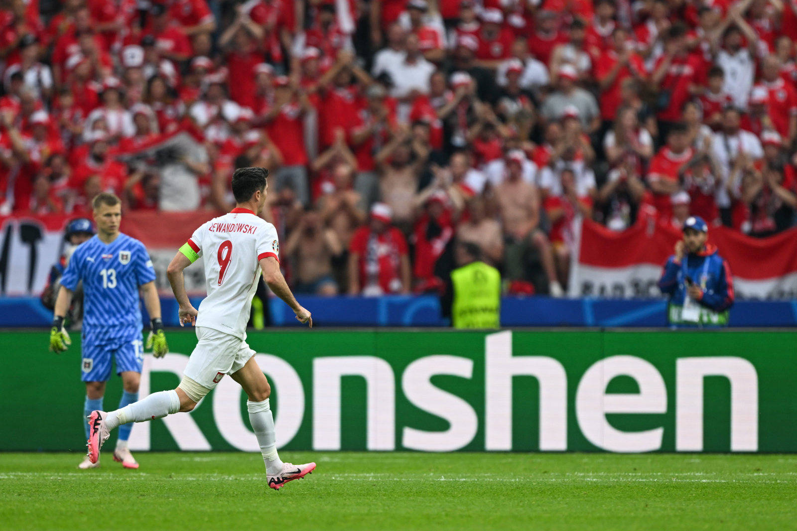  莱万多夫斯基遭遇二十连败，日本队教练面临压力！